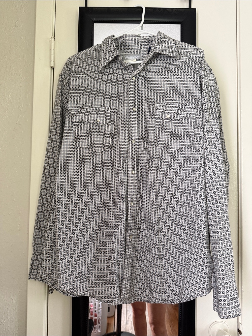 Wrangler Men’s Button-Down Shirt in Gray and White Geometric Print